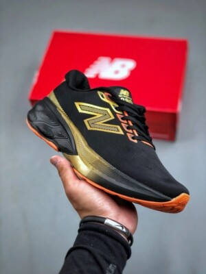 New Balance 880 Negras y Dorado